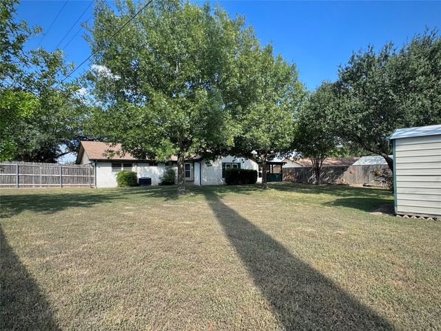501 Rolling Hills Drive, Hewitt, TX 76643