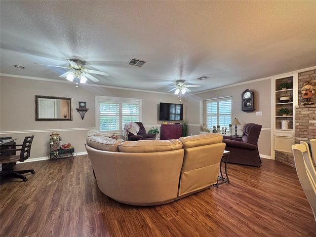 501 Rolling Hills Drive, Hewitt, TX 76643