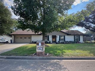 501 Rolling Hills Drive, Hewitt, TX 76643