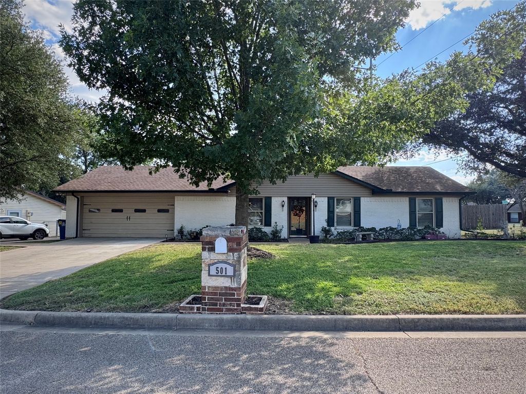 501 Rolling Hills Drive, Hewitt, TX 76643