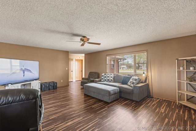 302 N Gas Street, Chouteau, OK 74337