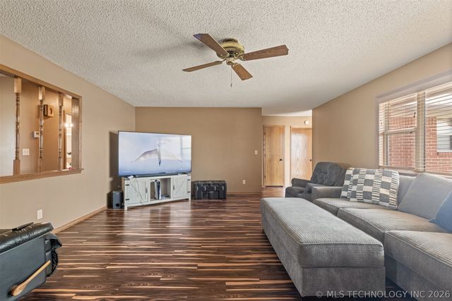 302 N Gas Street, Chouteau, OK 74337