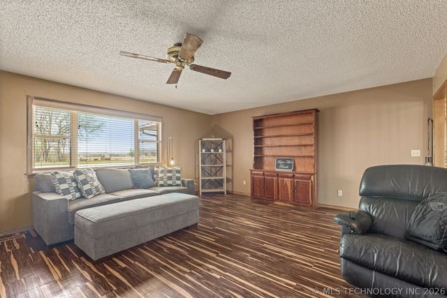 302 N Gas Street, Chouteau, OK 74337