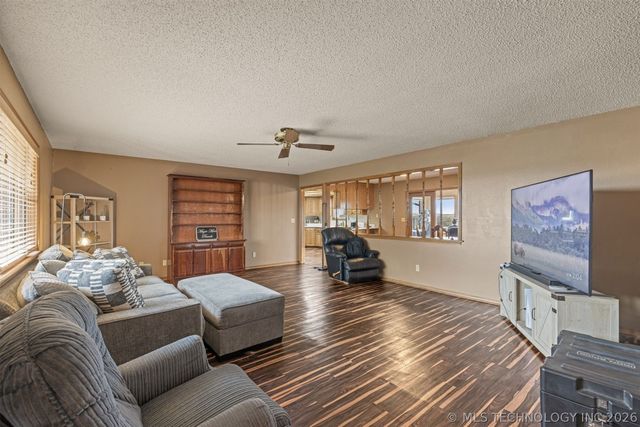 302 N Gas Street, Chouteau, OK 74337