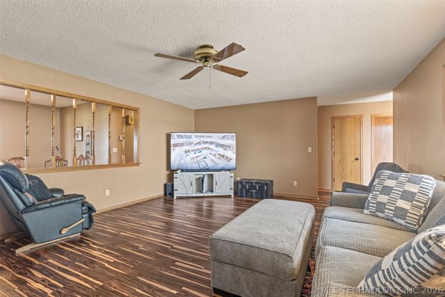 302 N Gas Street, Chouteau, OK 74337