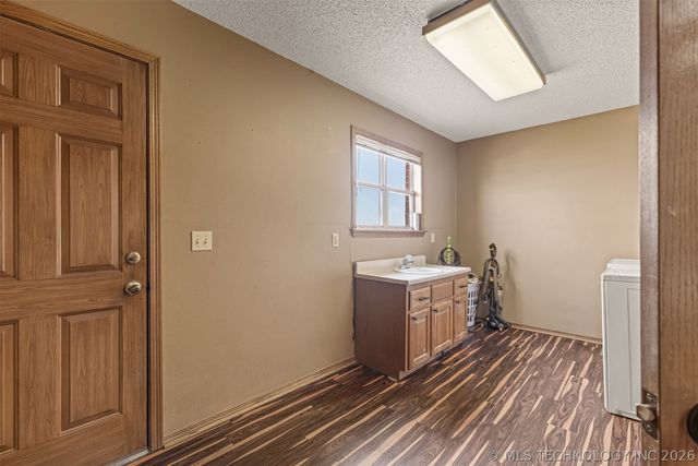 302 N Gas Street, Chouteau, OK 74337