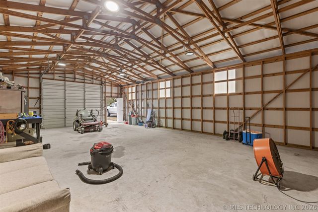 302 N Gas Street, Chouteau, OK 74337