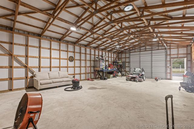 302 N Gas Street, Chouteau, OK 74337