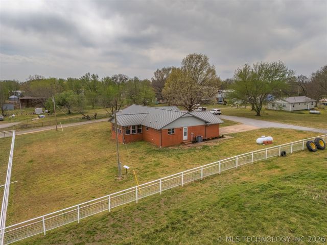 302 N Gas Street, Chouteau, OK 74337