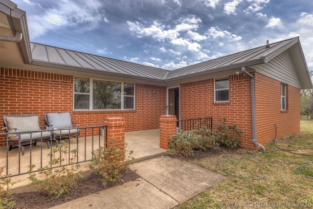 302 N Gas Street, Chouteau, OK 74337