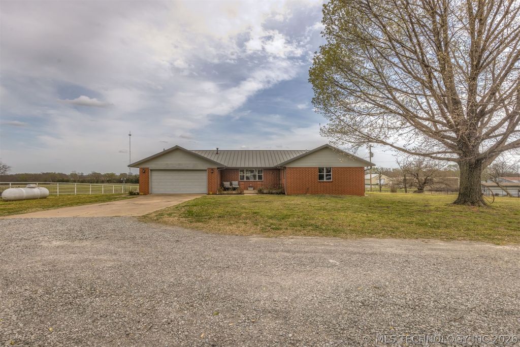 302 N Gas Street, Chouteau, OK 74337
