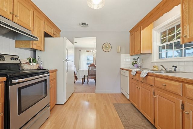 3 Sunnyside Ln, Milford, MA 01757