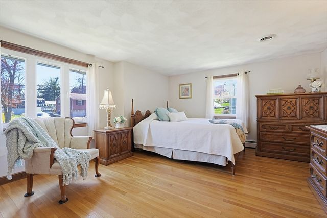 3 Sunnyside Ln, Milford, MA 01757