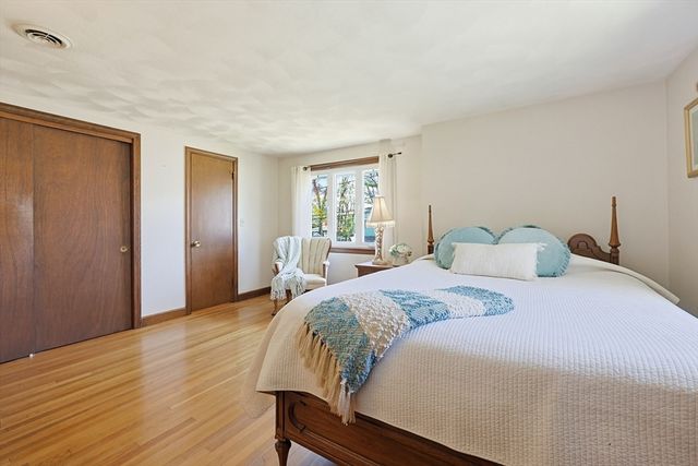 3 Sunnyside Ln, Milford, MA 01757