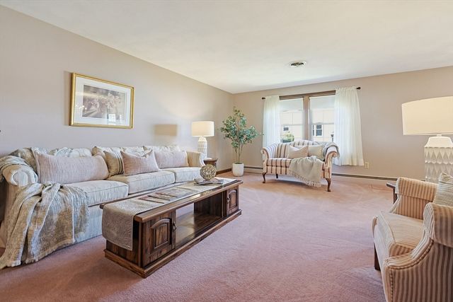 3 Sunnyside Ln, Milford, MA 01757