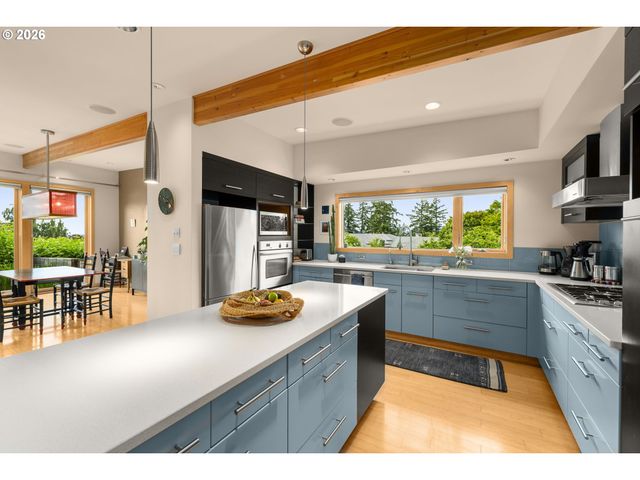 6809 Se ASH St, Portland, OR 97215