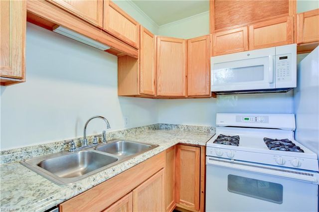 26 Monroe DR, Hampton, VA 23669