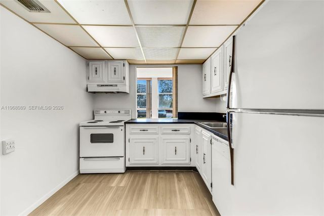 801 Three Islands Blvd 111, Hallandale Beach, FL 33009