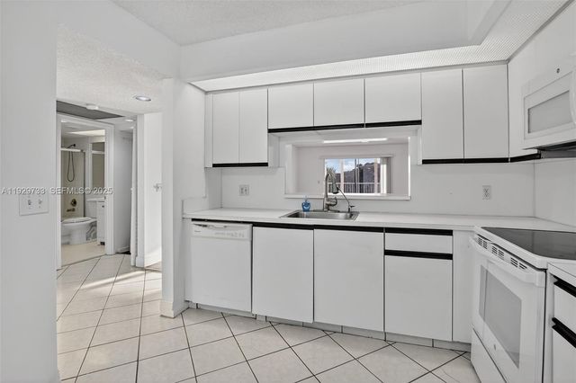 900 SW 128th Ave 306D, Pembroke Pines, FL 33027