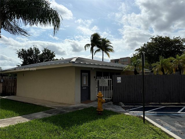 10900 SW 104th St 303, Miami, FL 33176