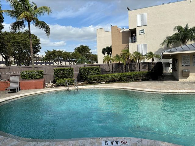 10900 SW 104th St 303, Miami, FL 33176