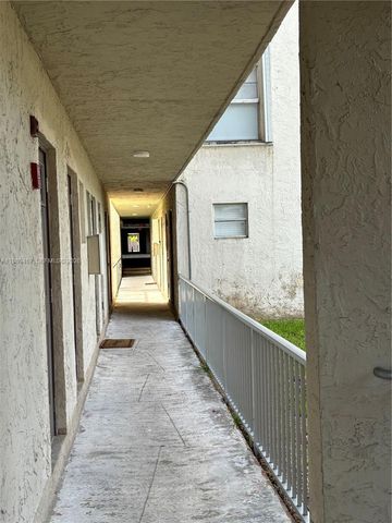 10900 SW 104th St 303, Miami, FL 33176