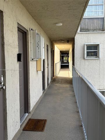 10900 SW 104th St 303, Miami, FL 33176