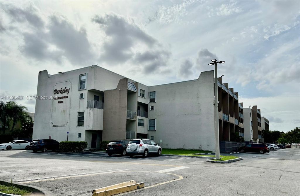 10900 SW 104th St 303, Miami, FL 33176