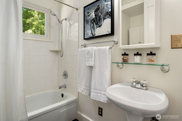 830 NE 59th Street, Seattle, WA 98105