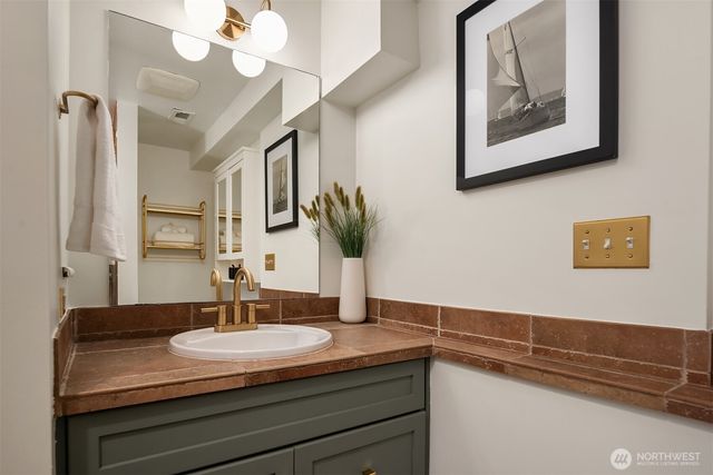 830 NE 59th Street, Seattle, WA 98105