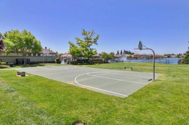 9501 Misty Cove Ln, Elk Grove, CA 95758