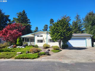 444 SHERWOOD Loop, Florence, OR 97439