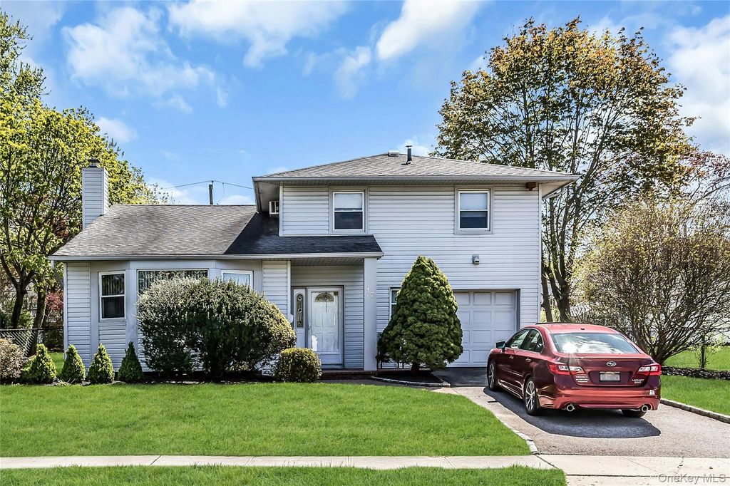 17 Fresno Drive, Plainview, NY 11803