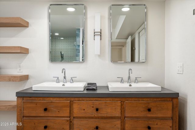 5857 E ONYX Avenue, Paradise Valley, AZ 85253