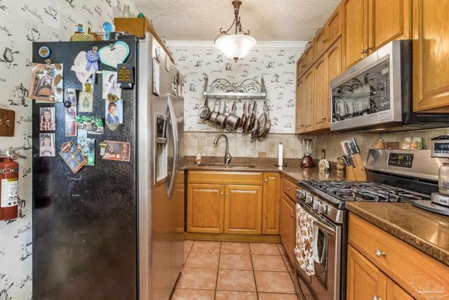 2 Adkinson Dr, Pensacola, FL 32506