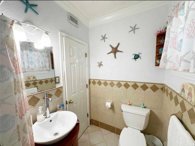 2 Adkinson Dr, Pensacola, FL 32506