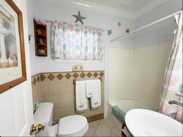 2 Adkinson Dr, Pensacola, FL 32506