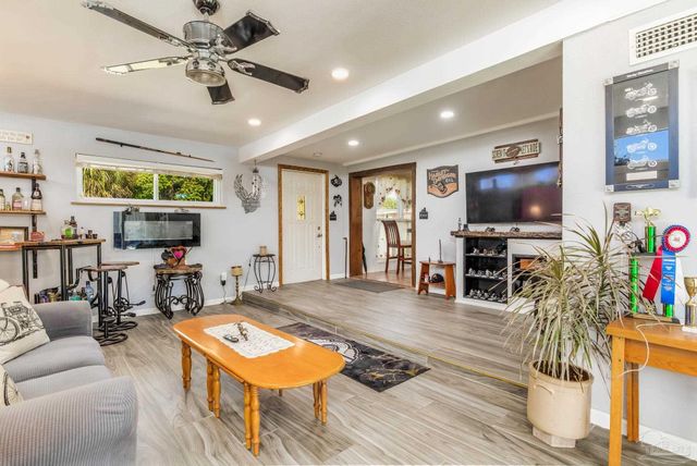 2 Adkinson Dr, Pensacola, FL 32506