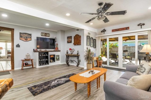 2 Adkinson Dr, Pensacola, FL 32506