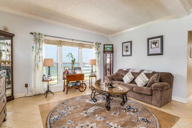 2 Adkinson Dr, Pensacola, FL 32506