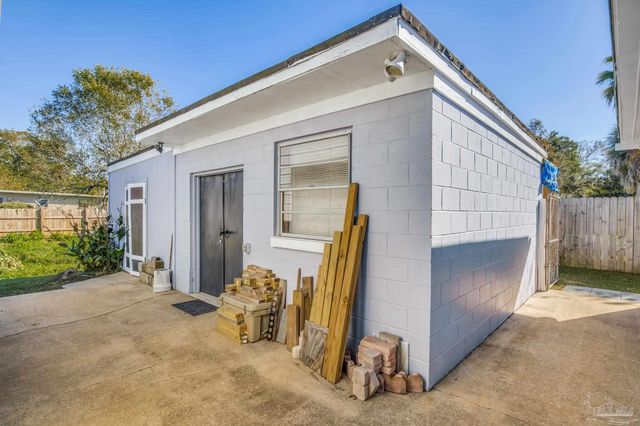 2 Adkinson Dr, Pensacola, FL 32506