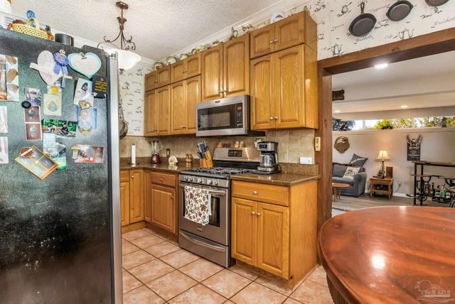 2 Adkinson Dr, Pensacola, FL 32506