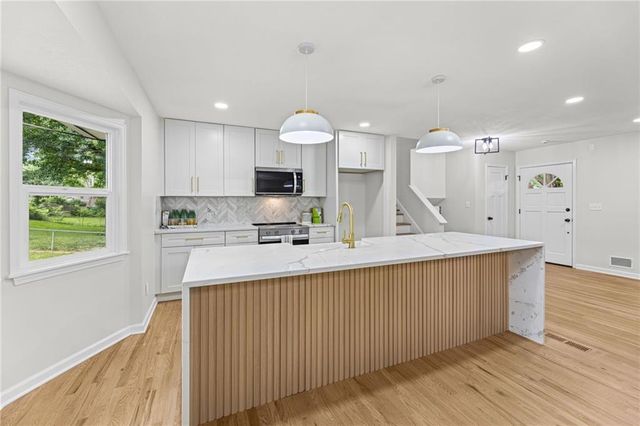 9724 Slater Lane, Overland Park, KS 66212