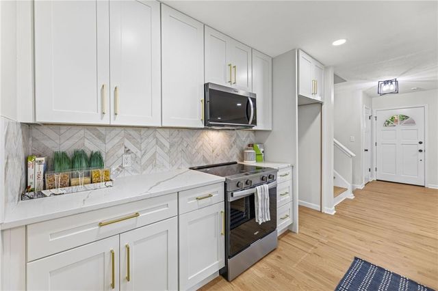 9724 Slater Lane, Overland Park, KS 66212