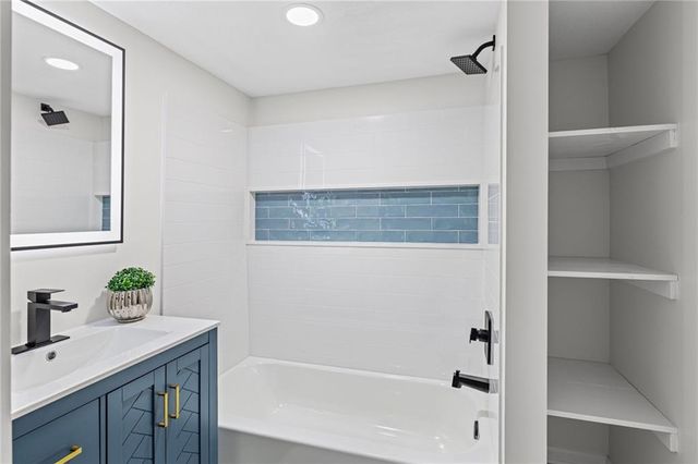 9724 Slater Lane, Overland Park, KS 66212