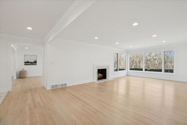 45 E Mallard Lane, Lake Forest, IL 60045