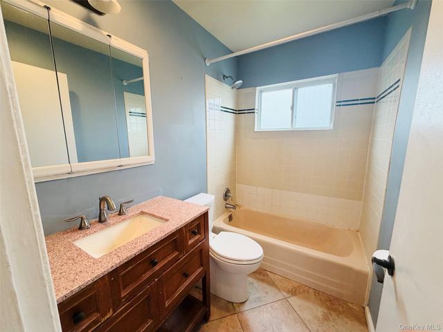 4 Willow Place, Hicksville, NY 11801