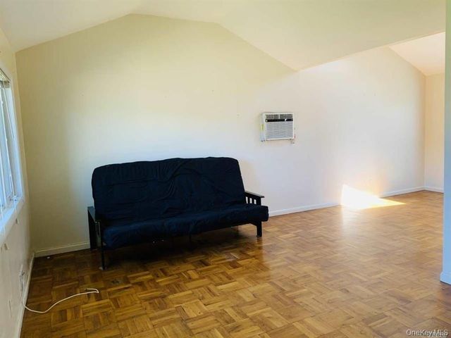 4 Willow Place, Hicksville, NY 11801