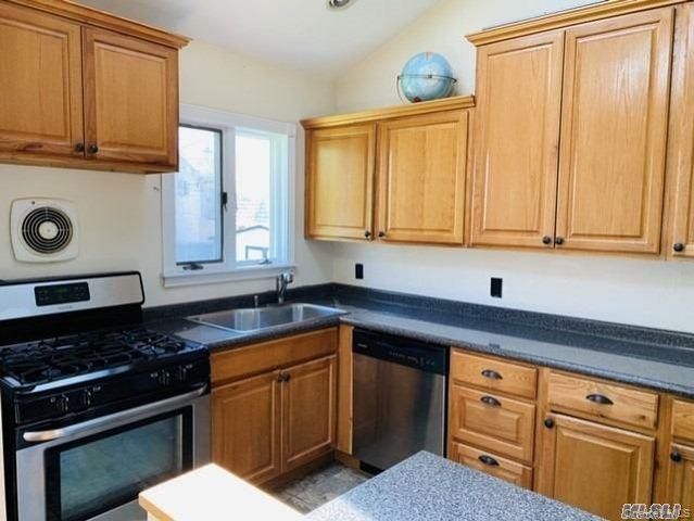 4 Willow Place, Hicksville, NY 11801