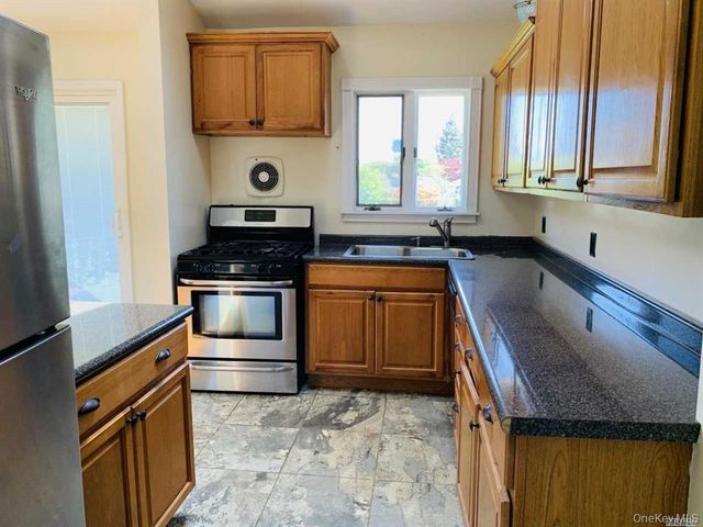 4 Willow Place, Hicksville, NY 11801